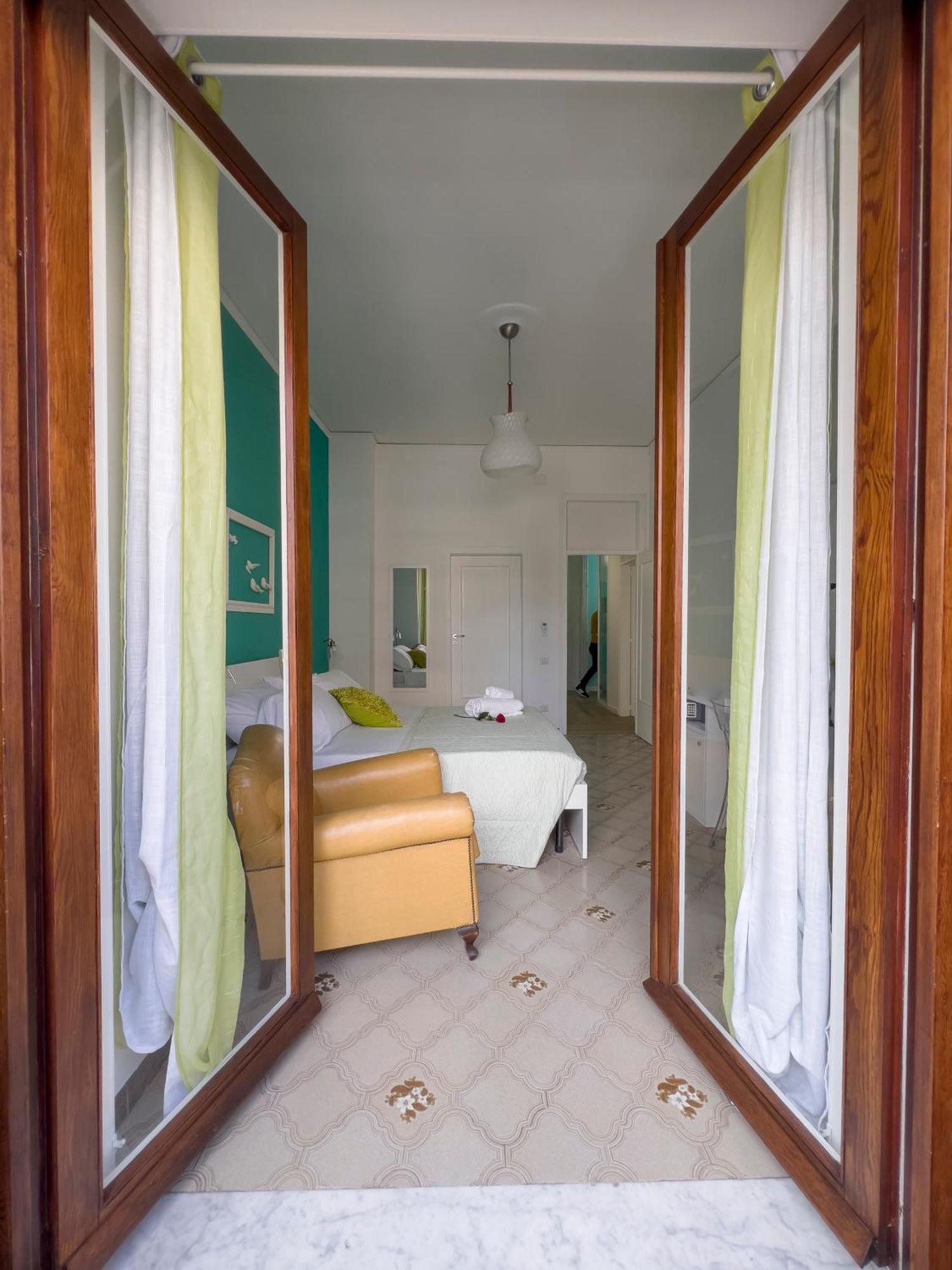 Reginella Guest House ซาแลร์โน ภายนอก รูปภาพ